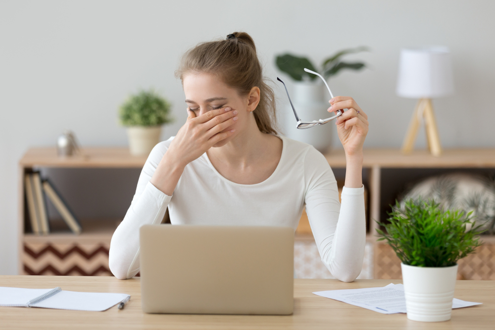 Effetti sull'apparato visivo dei dispositivi visivi di uso comune: computer, tablet e smartphone