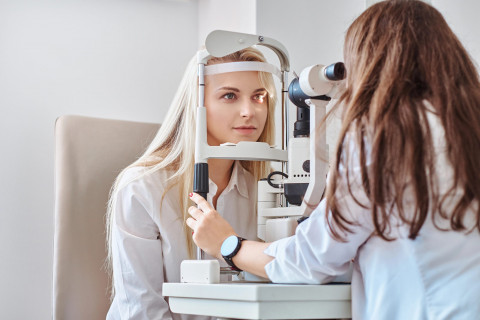 Esame oculistico con misurazione della vista per la diagnosi precoce di patologie oculari